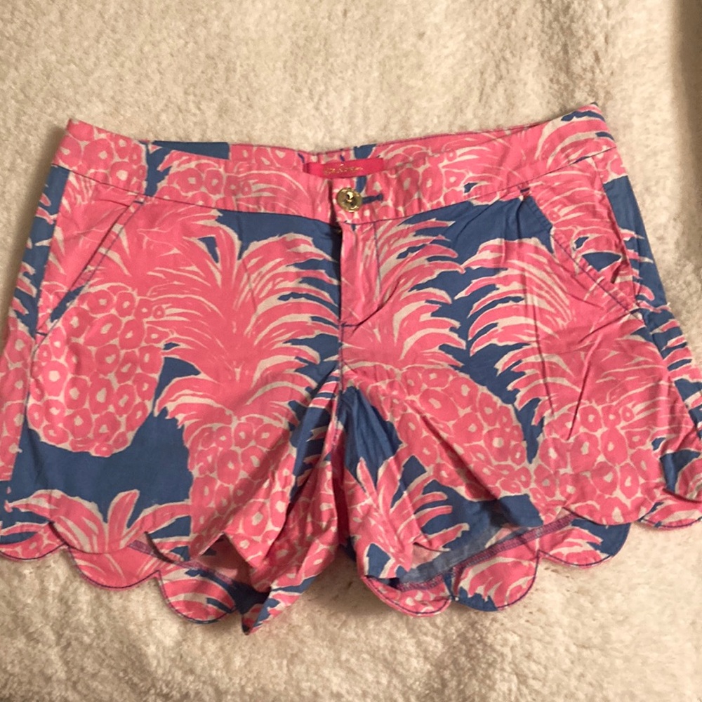 Lilly Pulitzer size 6 shorts that feature a pink and blue festive design 🌴